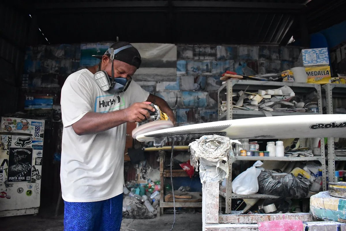 Piry, el restaurador de tablas que mantiene vivo el surf en Punta Roca, El Salvador