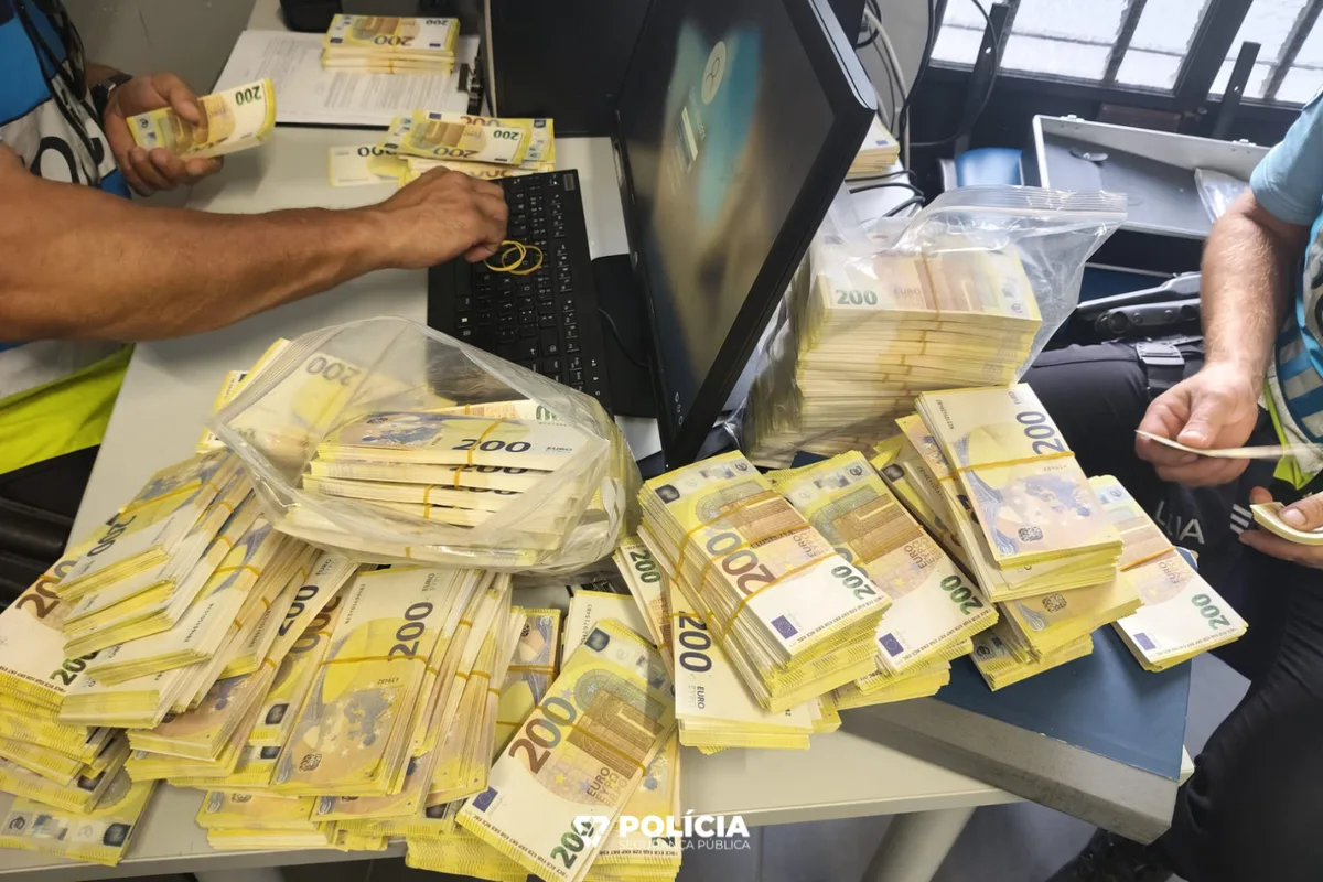 PSP apreende mala com mais de 7 mil notas falsas no Porto