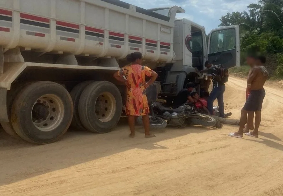 Acidente entre moto e caminhão deixa dois feridos no ramal Nova Cintra, em Rodrigues Alves