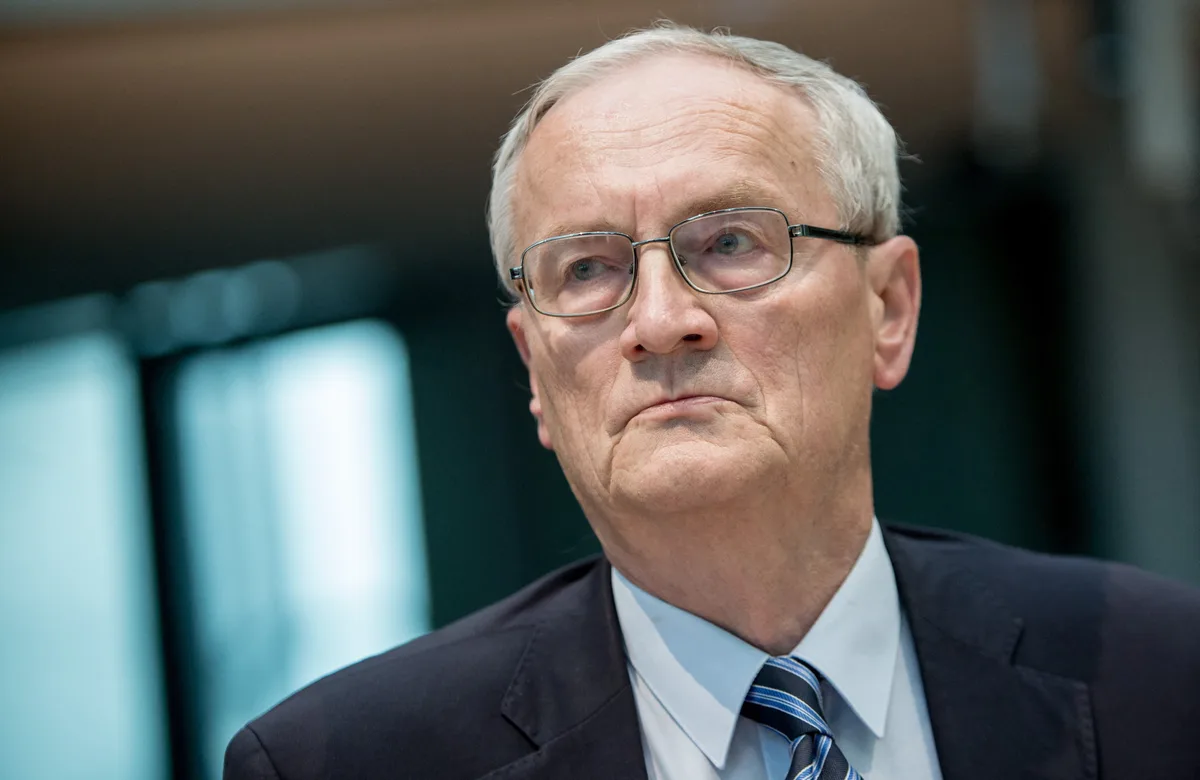 "Une ombre plane sur le BND" : les liaisons secrètes d'August Hanning, l'ex-chef des espions allemands arrêté pour "trahison"