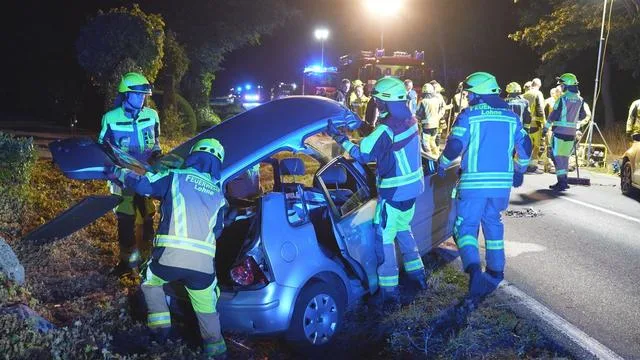 Autos zusammengestoßen: Nach Überholmanöver: fünf junge Erwachsene schwer verletzt