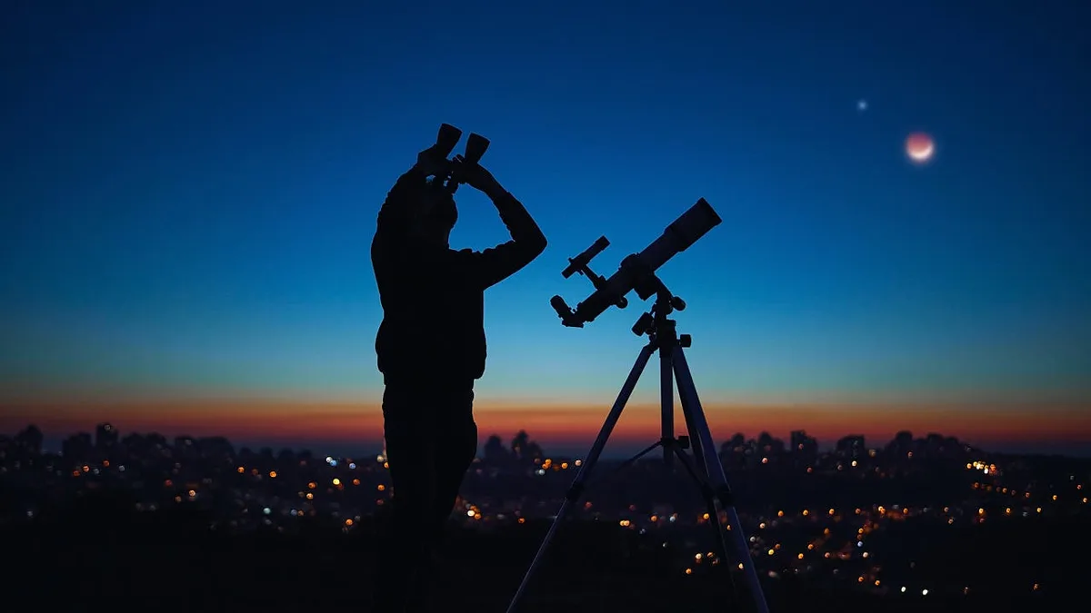 Astronomie mit dem Fernglas: Der Nordamerikanebel und sein blasser Nachbar
