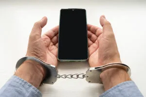 Falta de acesso a celulares apreendidos suspende prazo para contestar acusação