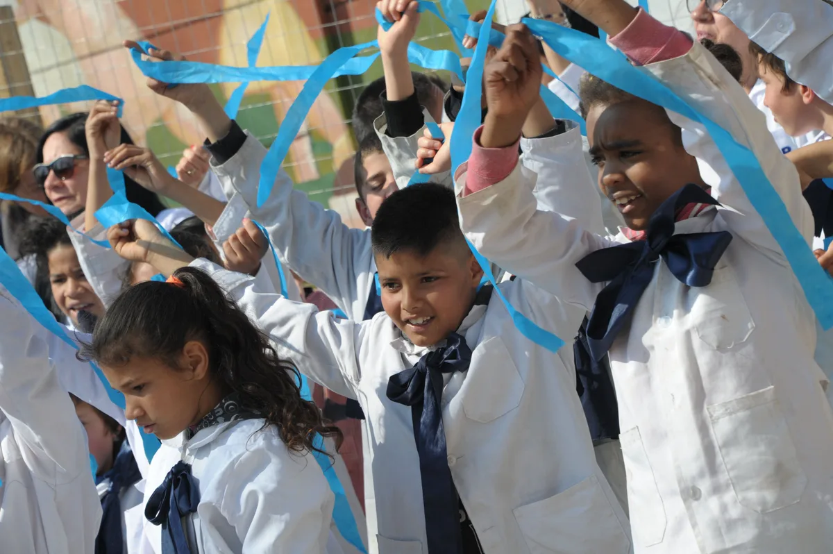 Escapada del trabajo para ir a actos escolares: el nuevo derecho para padres aprobado por el Senado de Uruguay