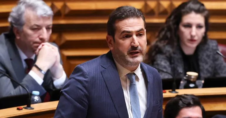 Hugo Soares considera moção do Chega "ridícula"