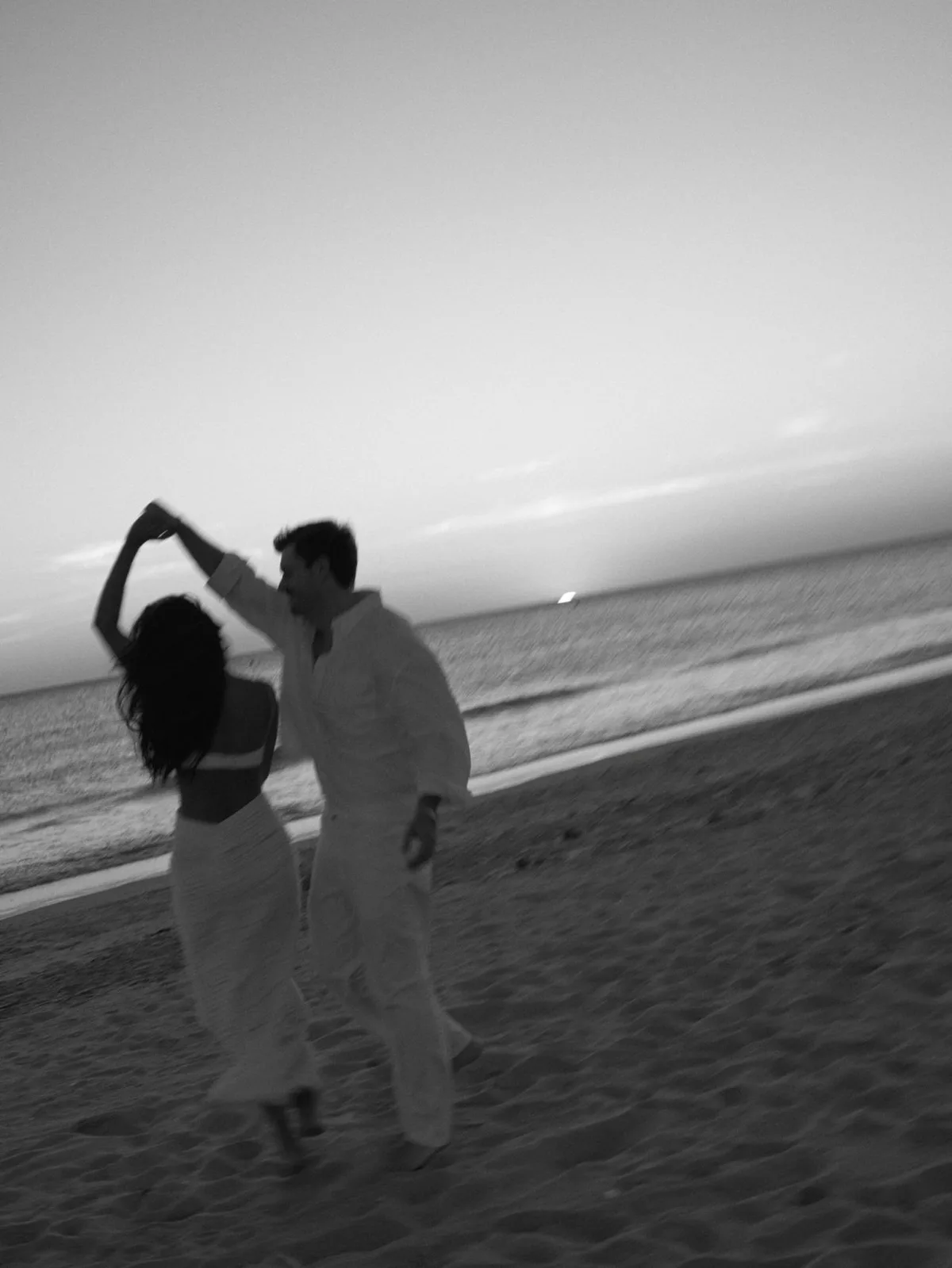 Playa, fuegos artificiales y fiesta en el chiringuito familiar de Zahara de los Atunes: las fotos de la preboda de Anna Padilla y Mario Cristóbal