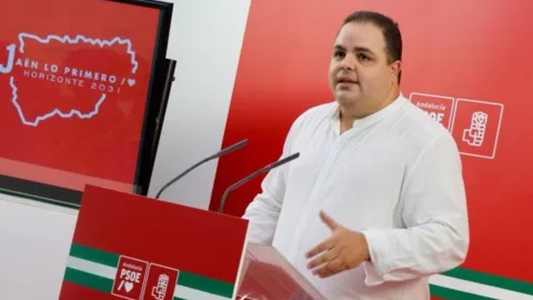 El PSOE avisa de que el caos del transporte escolar puede volver en 45 días y reclama a Moreno Bonilla una solución para todo el curso
