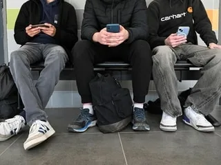 Rentrée 2026 : pourquoi l’interdiction du portable au lycée ne sera appliquée que progressivement au premier trimestre