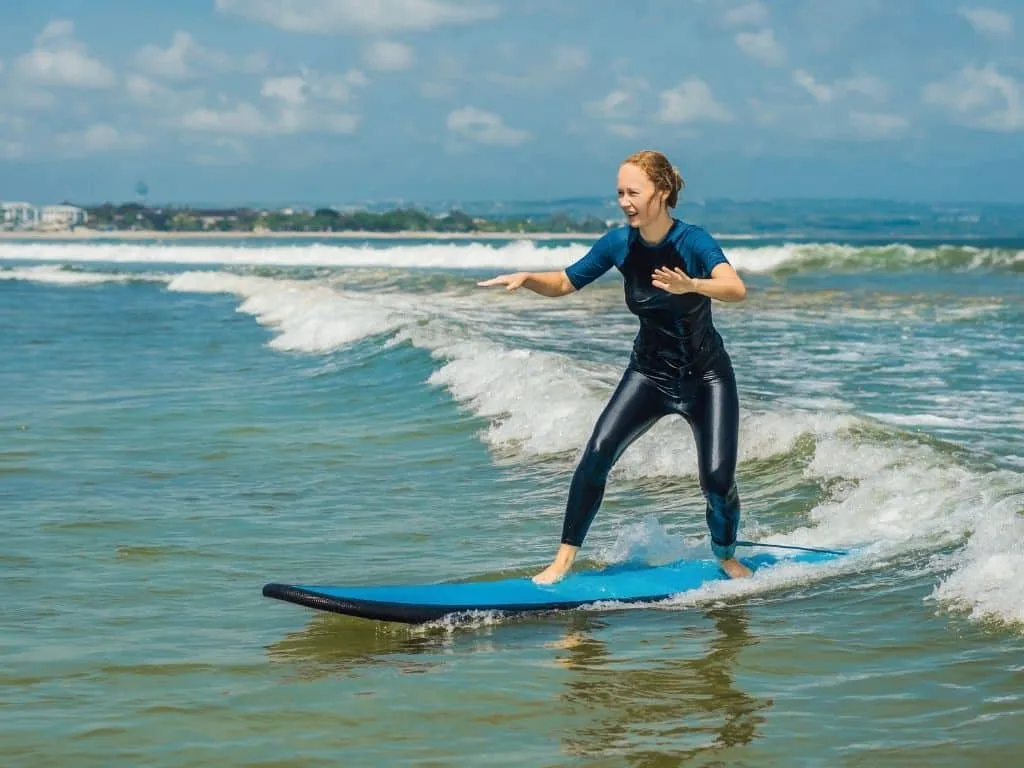 Nunca surfou? Por que adultos estão entrando no mar