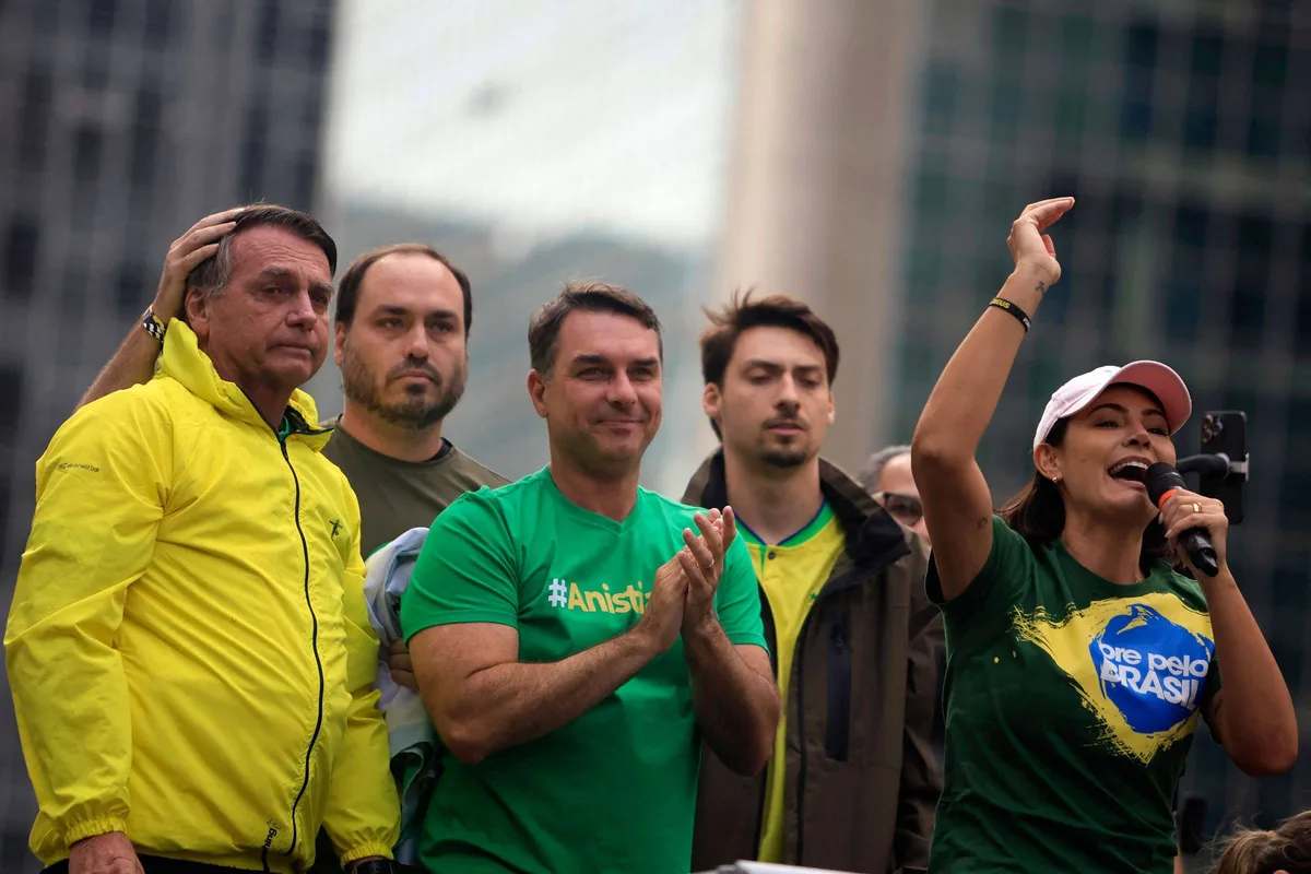 Flávio tem o maior patrimônio declarado do clã Bolsonaro, e Renan, o menor; veja valores