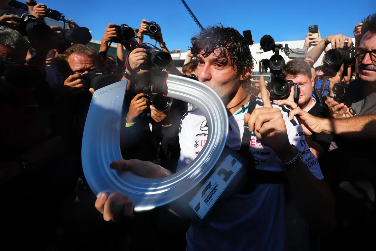 Kimi Antonelli gana el GP de España 2026; Checo Pérez abandona en Madrid