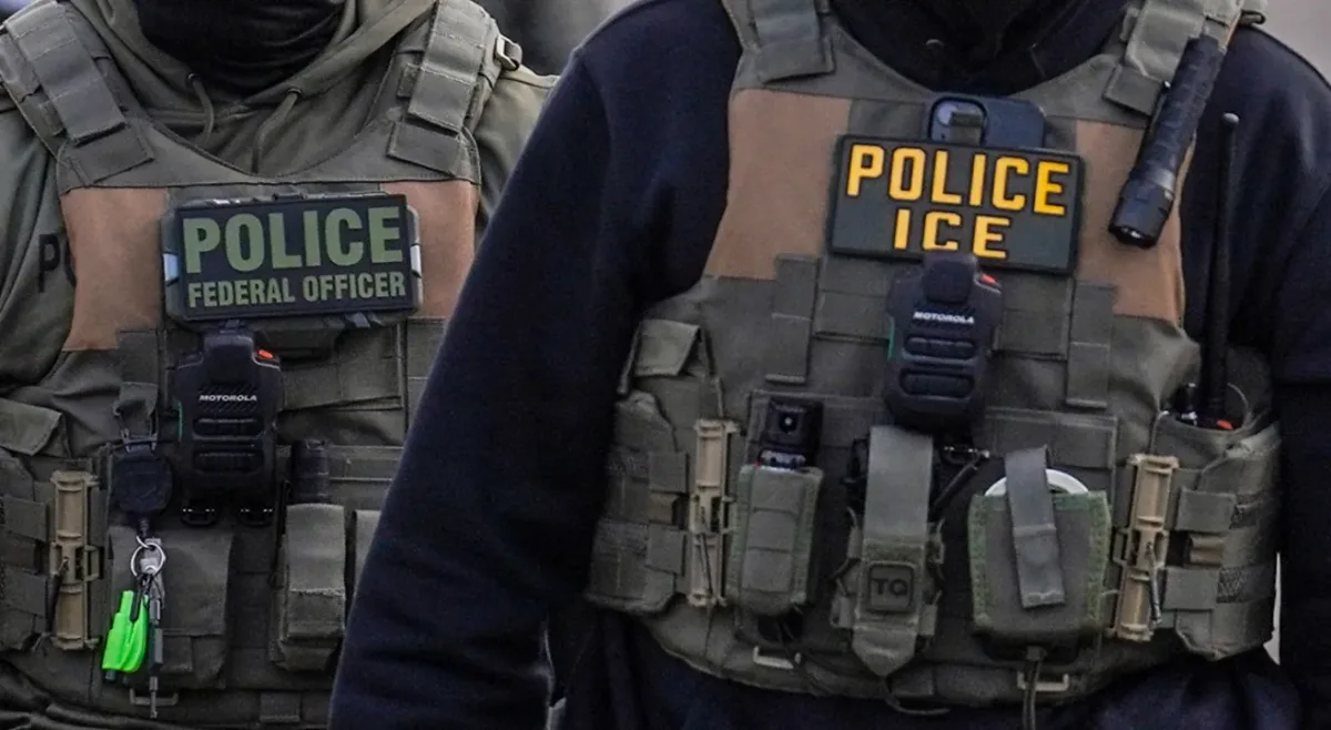 VIDEO: Así funcionan los guantes de descargas eléctricas que ICE quiere usar contra migrantes