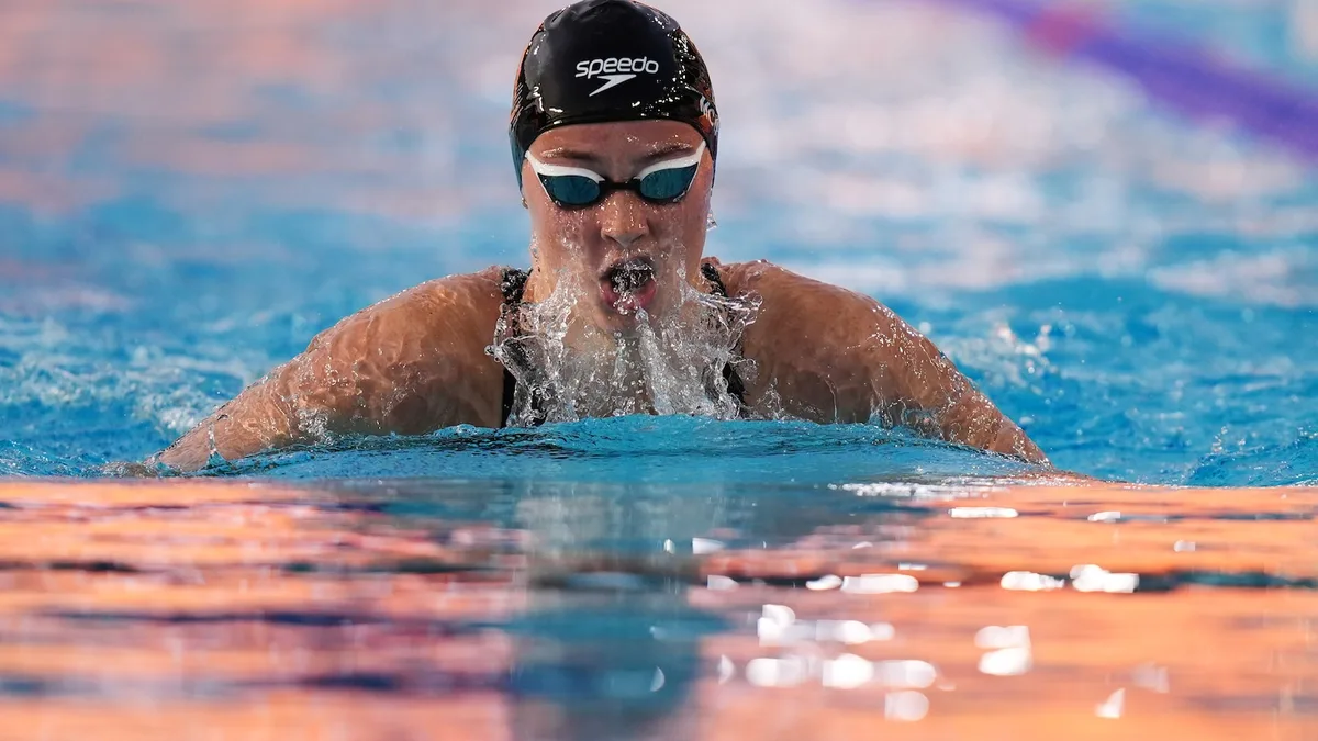 Summer McIntosh storms to Pan Pacs 400 IM title, rebounding from 200 free runner-up finish