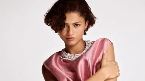 Zendaya presenta Prada Paradoxe Sweet Chemistry, el nuevo perfume floral y afrutado que redefine la dulzura