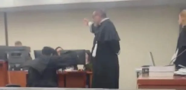 Em júri, promotor cai e acusa advogado, que alega simulação 'à lá Neymar'