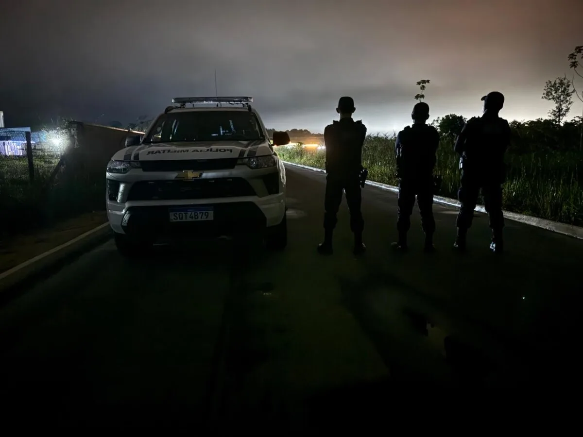 Jovem de 22 anos é preso por violência doméstica após agredir companheira e rasgar suas roupas