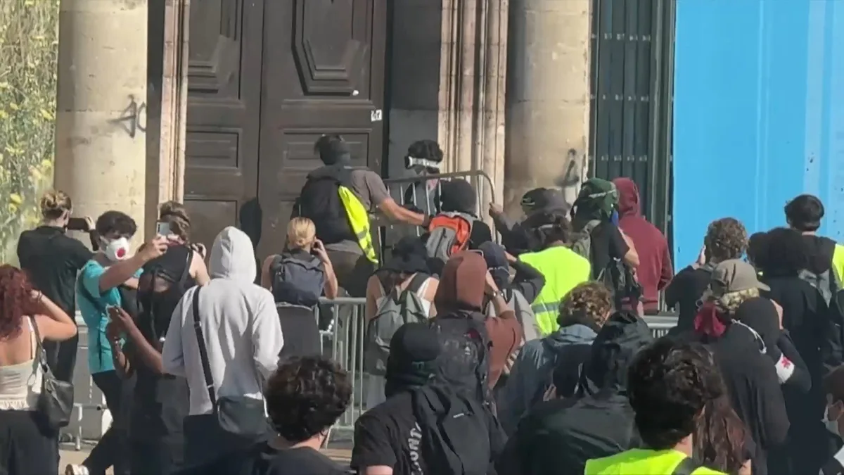 Manifestations du 17 octobre: des manifestants s'introduisent dans la mairie de Marseille, le maire Benoît Payan dénonce des actes "inacceptables"