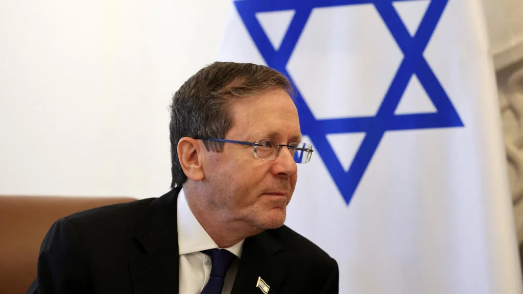 Israël: le président Herzog gracie un soldat qui avait abattu un assaillant palestinien blessé