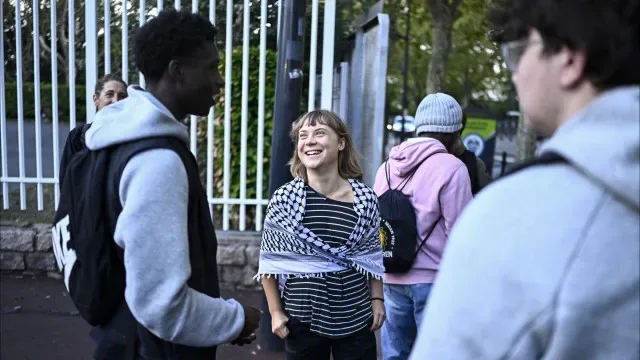 Greta junta-se a protestos em França: "O nosso futuro está a ser roubado"