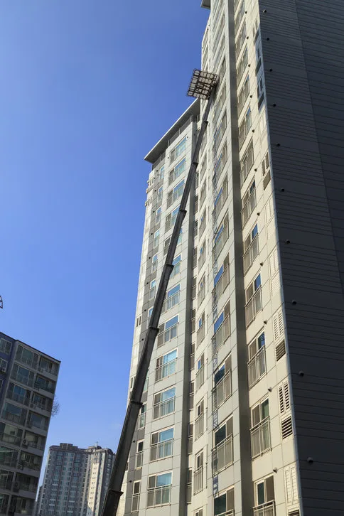 인천 아파트서 50대 작업자 사다리차 구조물에 끼여 숨져