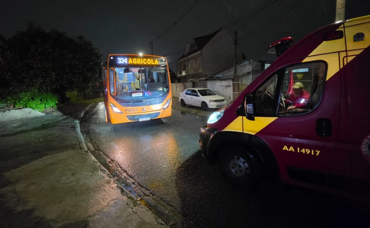 Acidente envolvendo ônibus e motocicleta deixa motociclista ferido no Cajuru, em Curitiba
