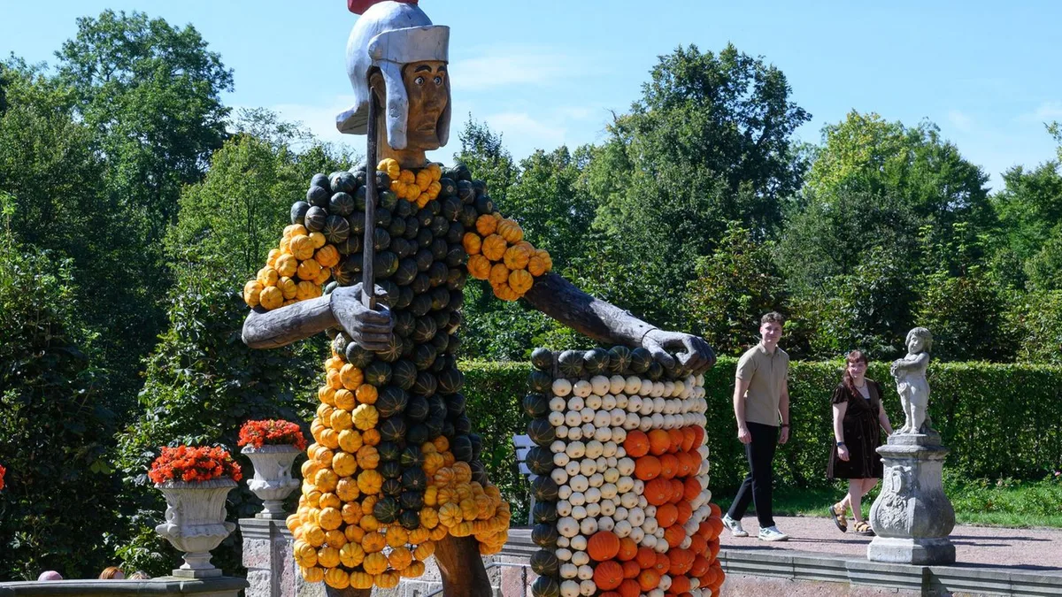 Schlosspark Lichtenwalde: Kürbisfestival: Asterix, Obelix und die Römer aus Kürbissen