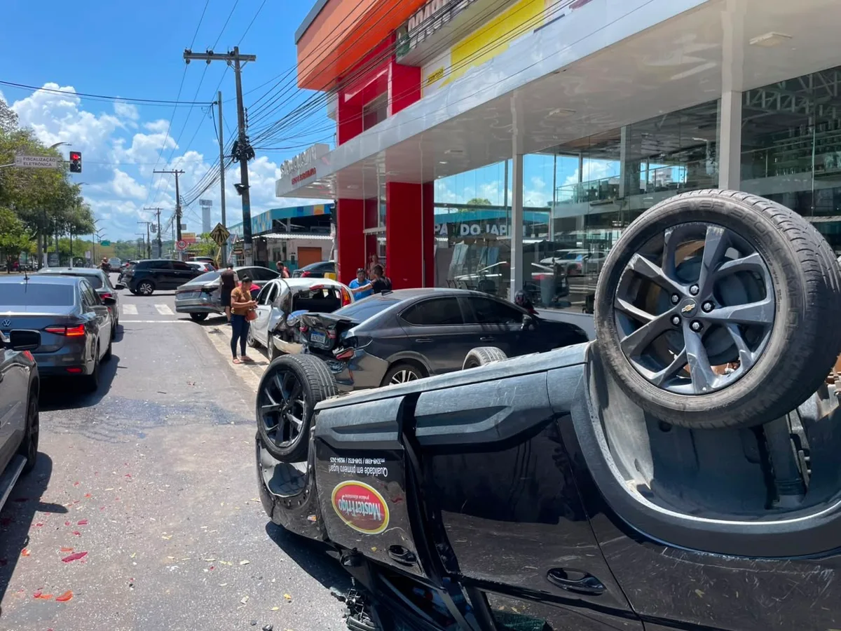 Grave acidente envolvendo quatro carros deixa três feridos na Avenida Rodrigo Otávio, em Manaus