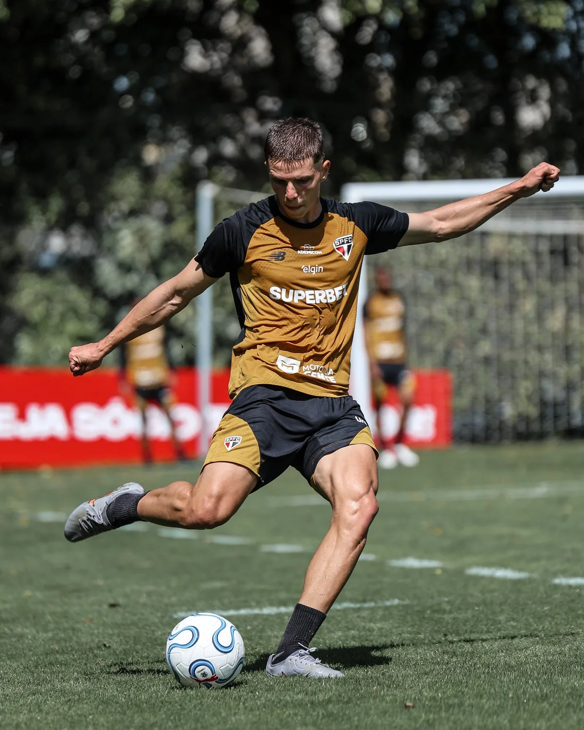 Gustavo Santana marca golaços e é destaque em treino do São Paulo