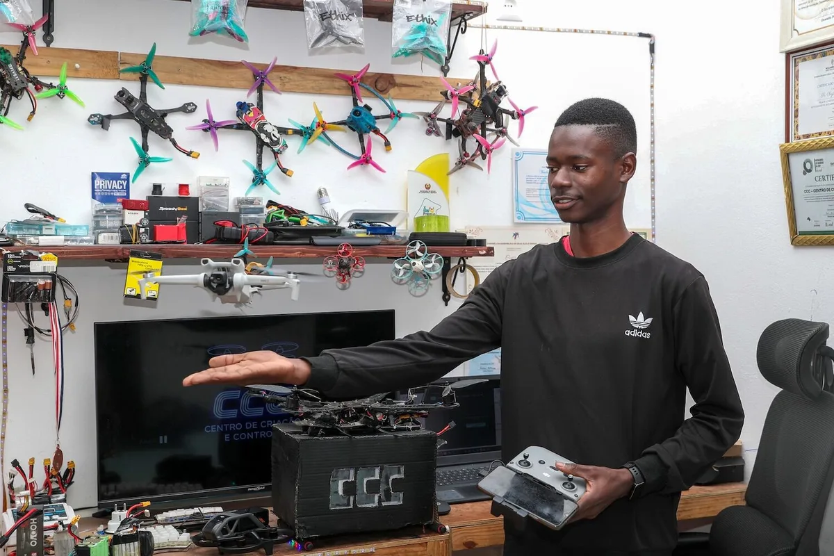 Jovem moçambicano construiu 14 drones no quarto. O 15.º vai levar medicamentos a 200 km