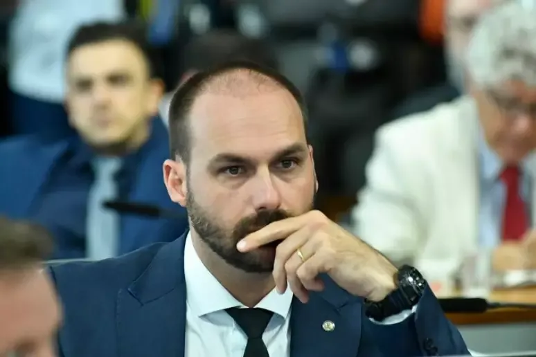 Governo Lula demite Eduardo Bolsonaro de cargo na PF