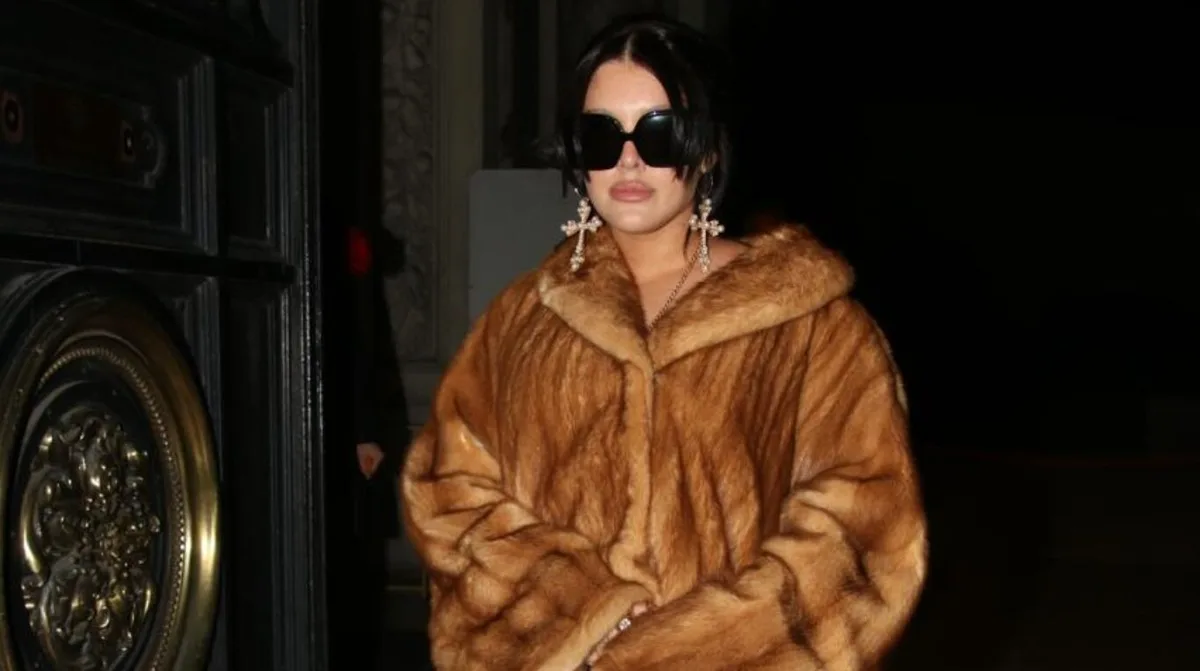Sofía Gonet causó impacto en la noche de Dolce & Gabbana: pieles, encaje y joyas barrocas