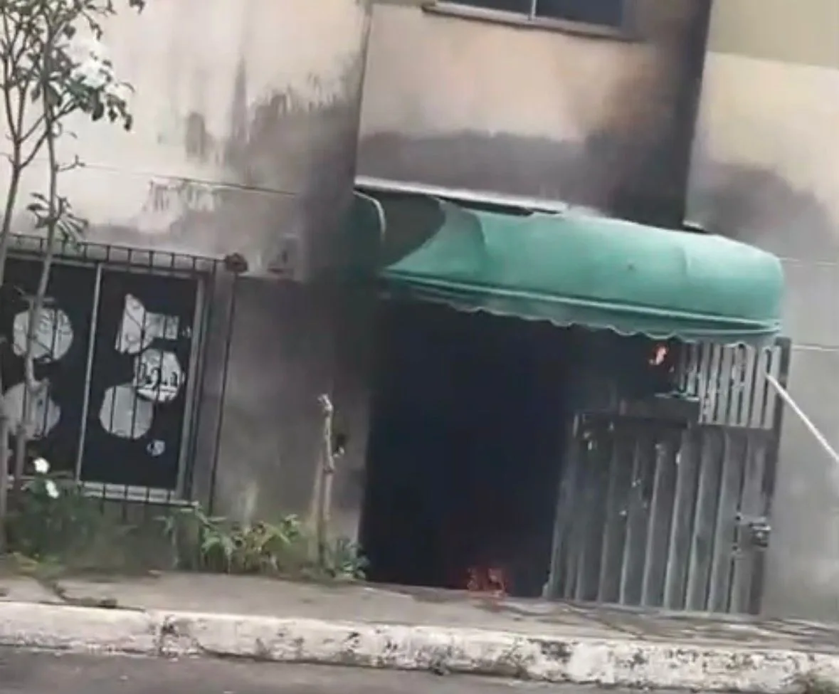 VÍDEO: Apartamento pega fogo em Lauro de Freitas; Criança pode estar presa no imóvel