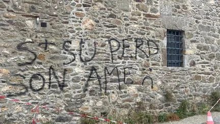 "Bobos dehors" : des tags anti-touristes retrouvés sur des maisons dans un village d'Ille-et-Vilaine qui triple sa population l'été