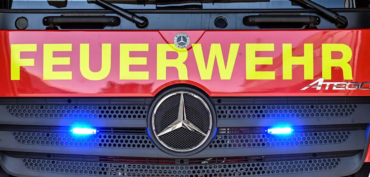 Feuerwehr Aurich löscht Brand und sperrt Ölfilm im Hafenkanal ab