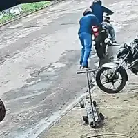 Atirador tenta fugir empurrando moto após execução em borracharia