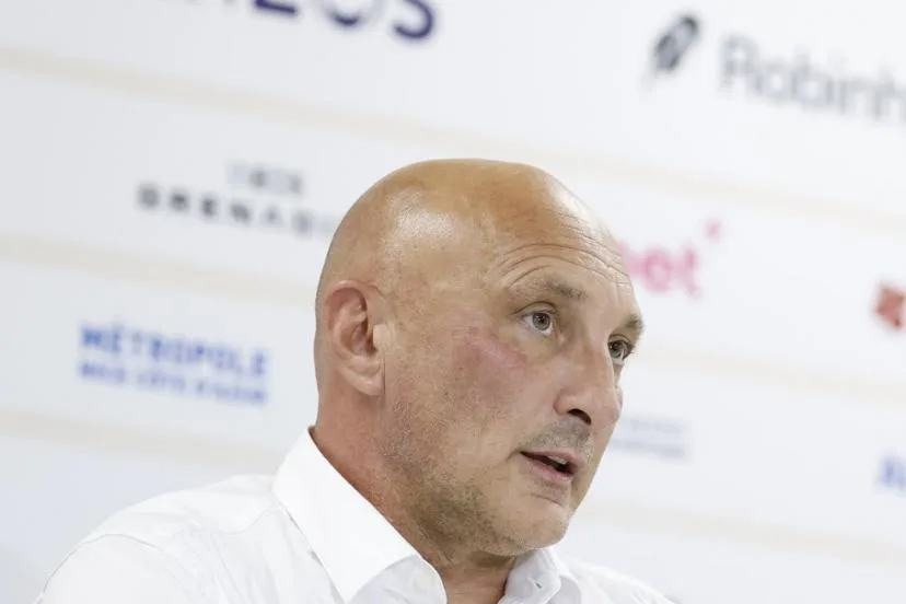Olivier Pantaloni attentif au poste de piston gauche pour la fin du mercato