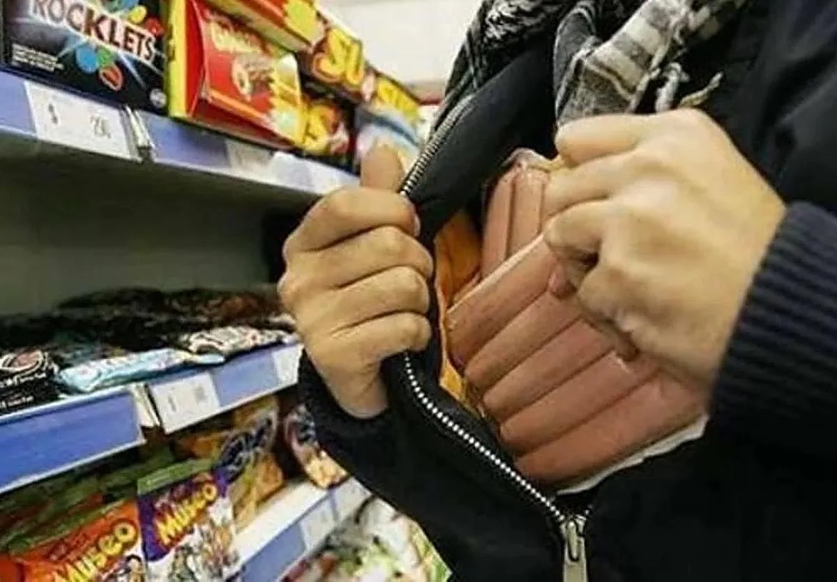 Así fue el llamativo botín de una ladrona reincidente en Córdoba: 27 paquetes de jamón, 19 cuñas de queso y 9 tabletas de turrón