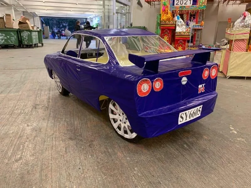 La tradición funeraria que inspira a hacer modelos de Porsche, Tesla, Nissan con papel y bambú