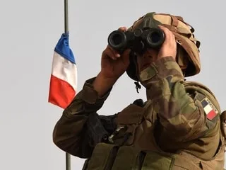 Des soldats français visés par une procédure disciplinaire pour avoir posé avec un drapeau associé au suprémacisme blanc