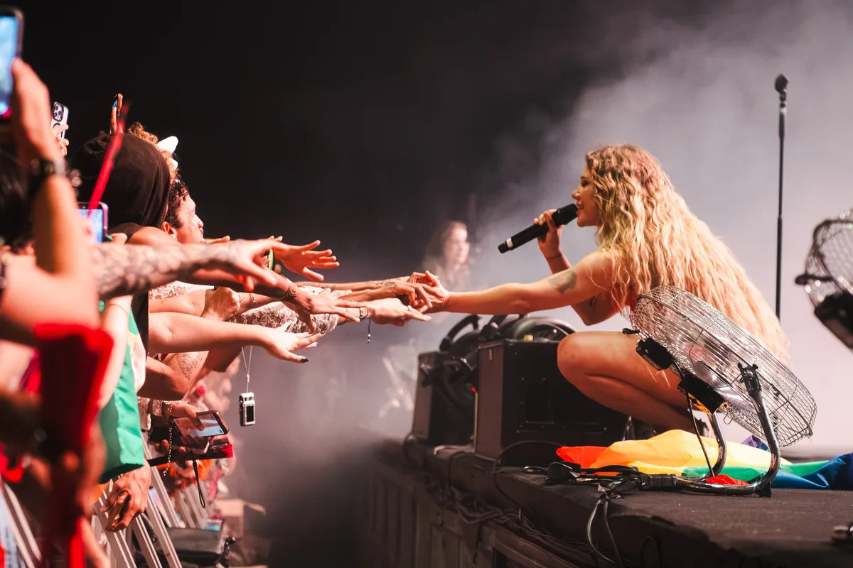 Slayyyter incendeia a madrugada carioca no ZIG Festival 2026 com hits e interação