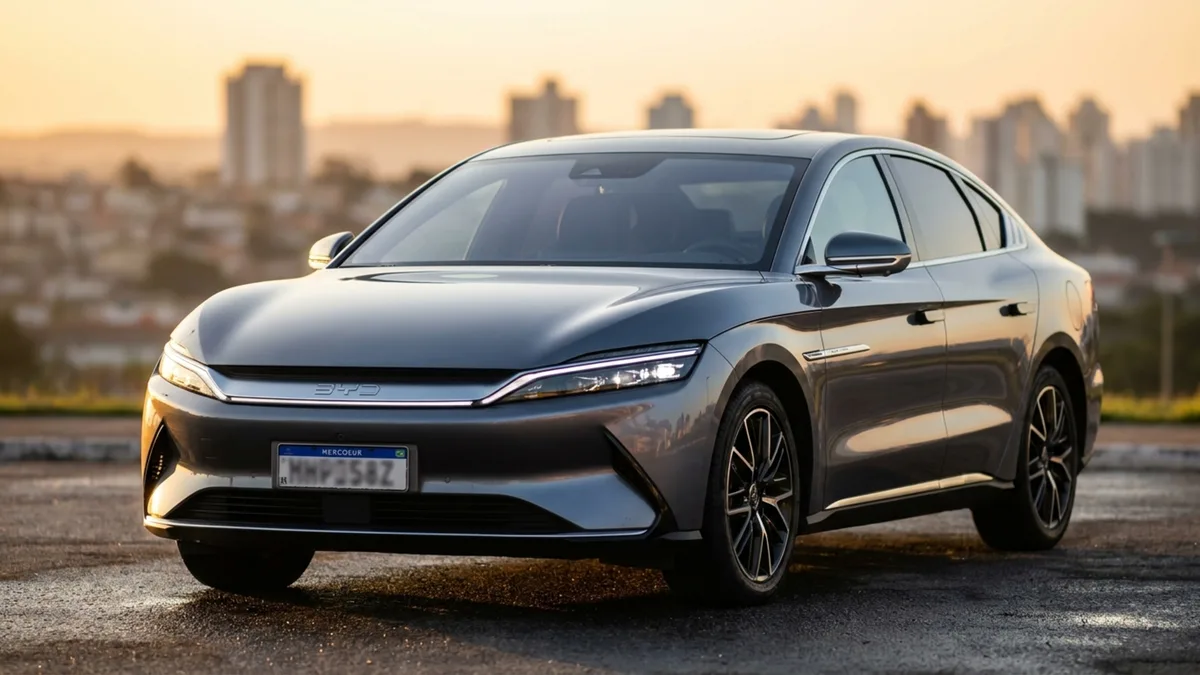 Sedã híbrido plug-in declara autonomia combinada de 1.175 km, equivalente a 44,2 km/le no modo elétrico e espaço para seis malas