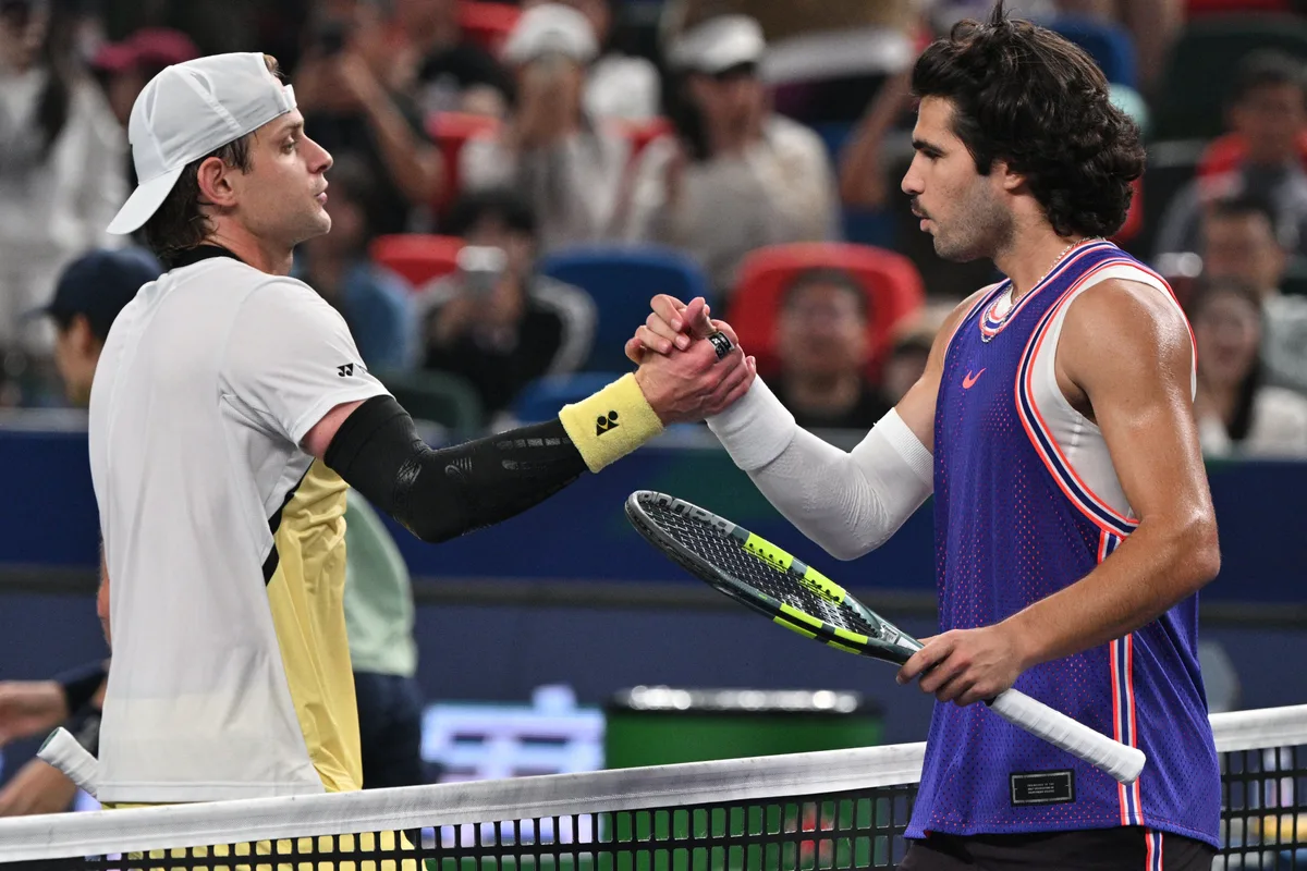 Tênis: Belga surpreende Alcaraz em Xangai e confirma Zverev como número 1 do mundo