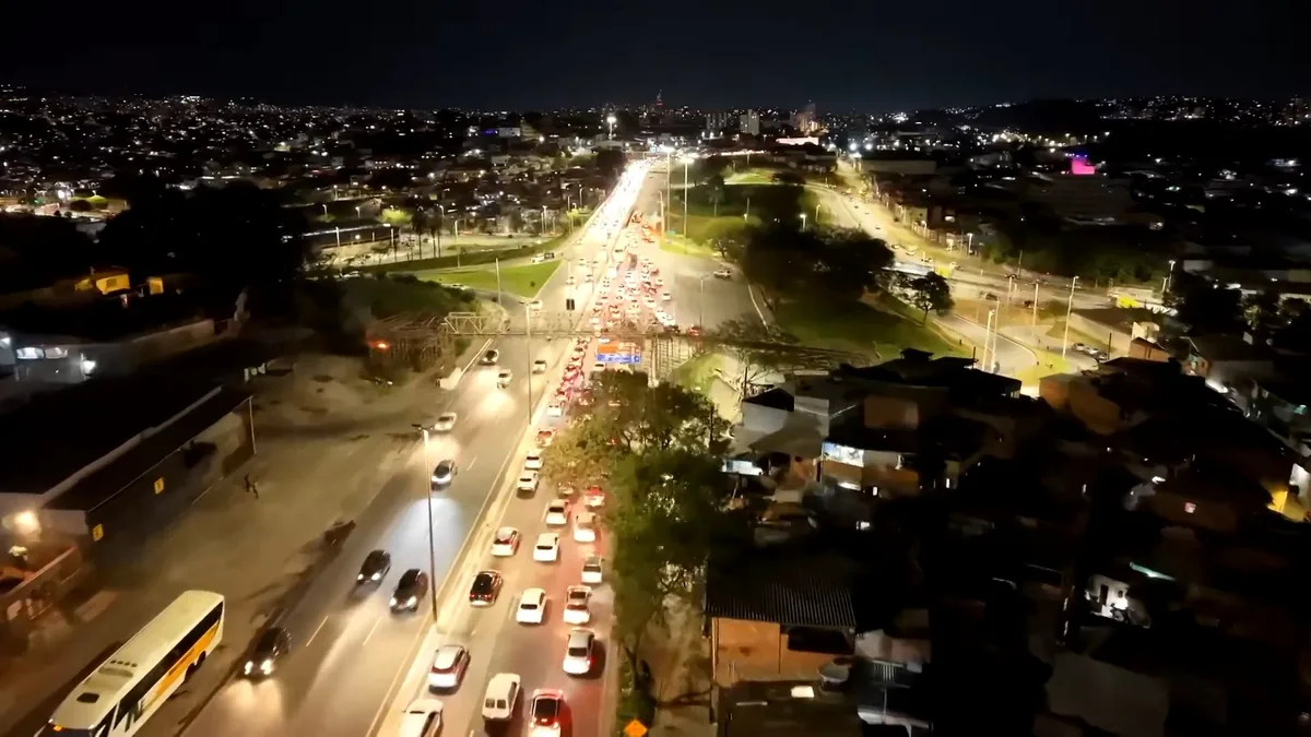 Acidente com carro capotado causa lentidão no Anel Rodoviário de BH na volta do feriadão