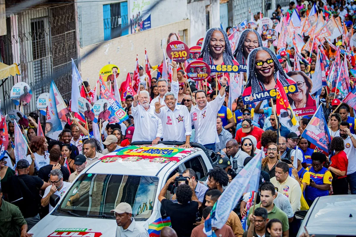 Jerônimo defende legado na Educação durante caminhada em Salvador