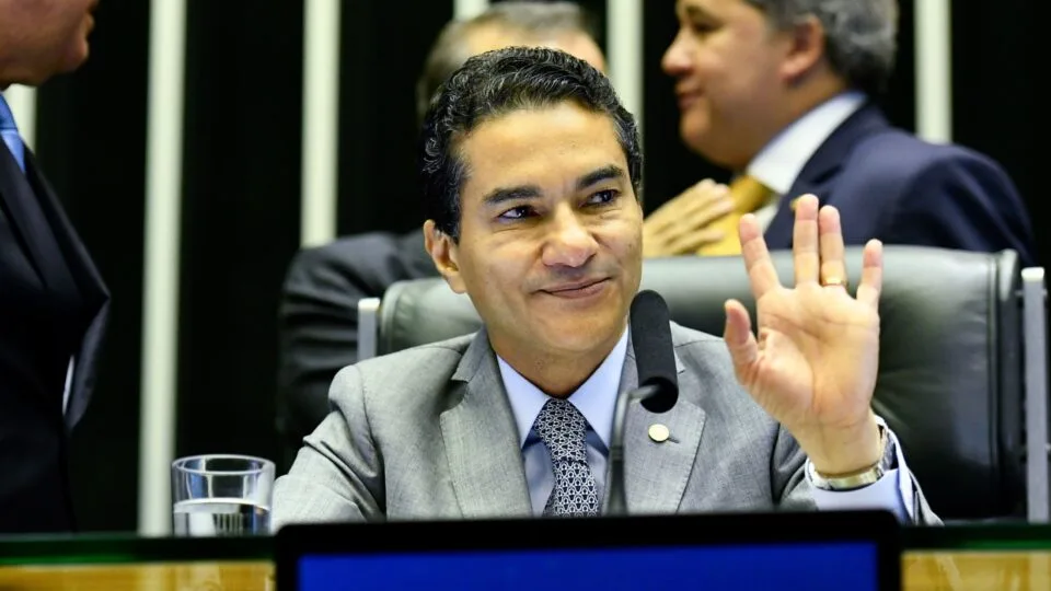 Republicanos anuncia apoio a Flávio Bolsonaro no 2º turno