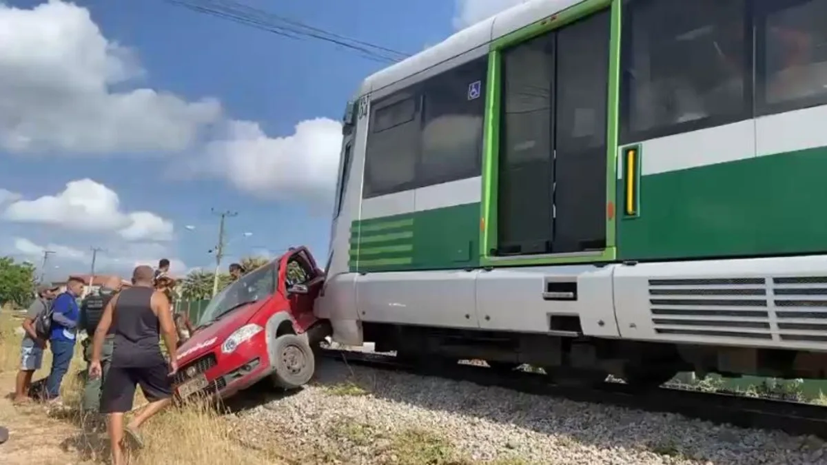 Motorista de caminhonete atingida por VLT morre em Fortaleza