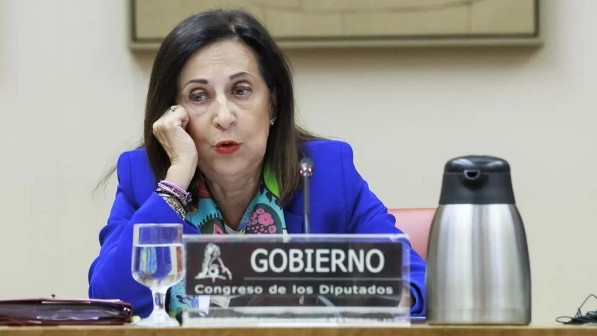 La ministra de Defensa, a los pies de los caballos