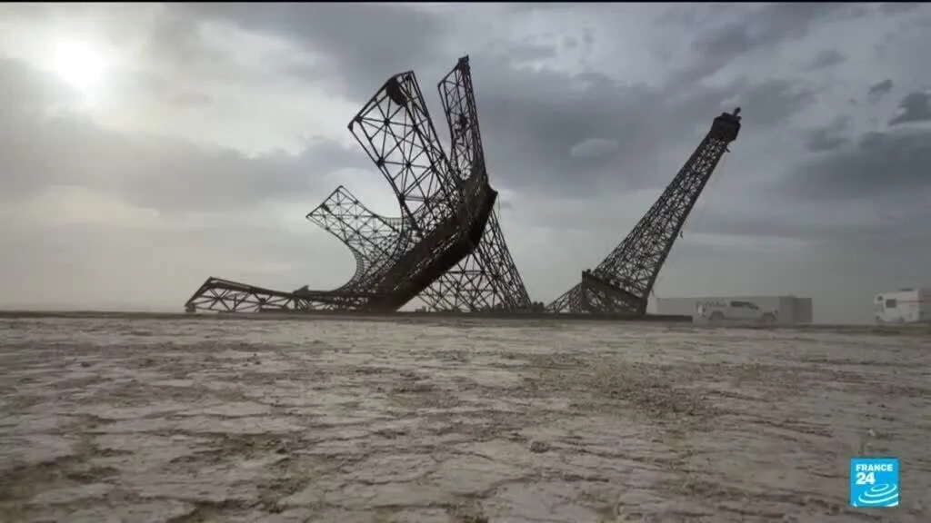 Le festival américain Burning Man accueille la tour Eiffel cassée du Vendéen Philippe Maindron