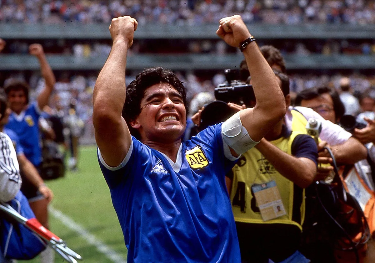 Vendido por casi 3 millones de euros el balón con el que Maradona marcó el gol de "la mano de Dios"