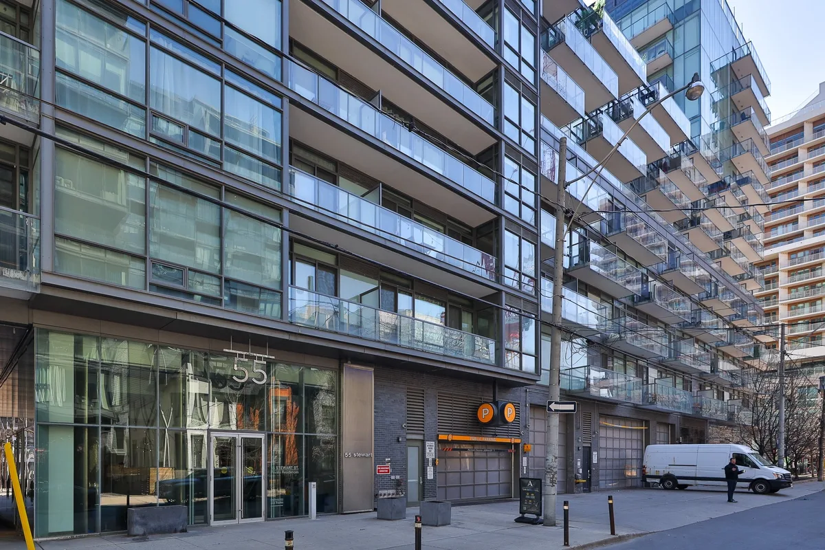 Large King West penthouse suite gets full asking price